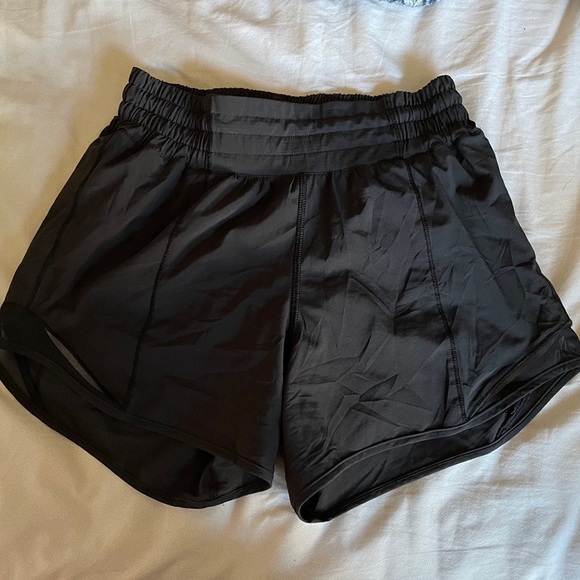 Lululemon High Rise Hotty Hot Shorts - Picture 3 of 4